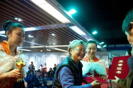 本次活動評委唐克美老師頒獎