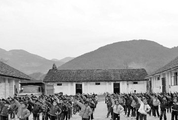 重慶巫山700名學(xué)生課間齊跳“杰克遜”引熱議