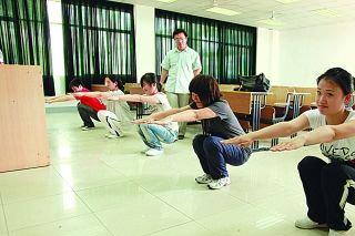 考官在通過簡(jiǎn)單的動(dòng)作測(cè)試考查學(xué)生的身體協(xié)調(diào)性