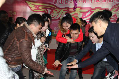 男女青年在為愛一站到底趣味競(jìng)賽活動(dòng)。