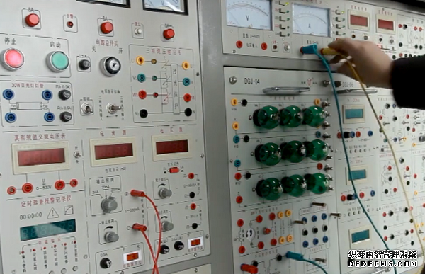 圖1 教師實(shí)際操作圖.png