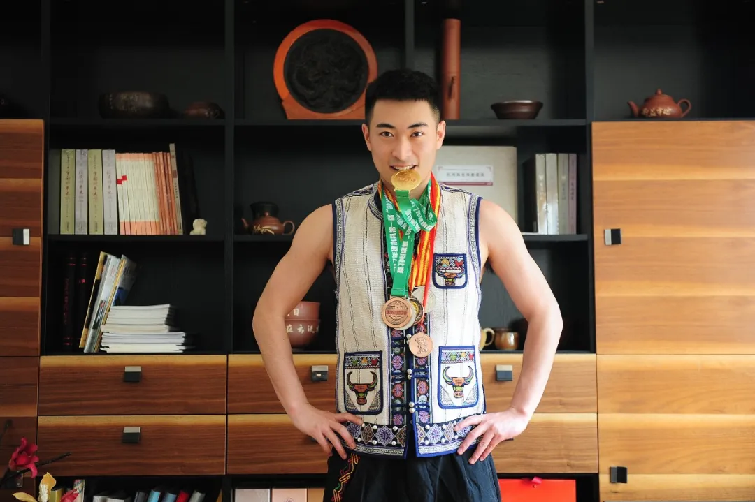 轉(zhuǎn)運地震傷員的第一個航班上，云工商學(xué)子彰顯著青年擔(dān)當(dāng)